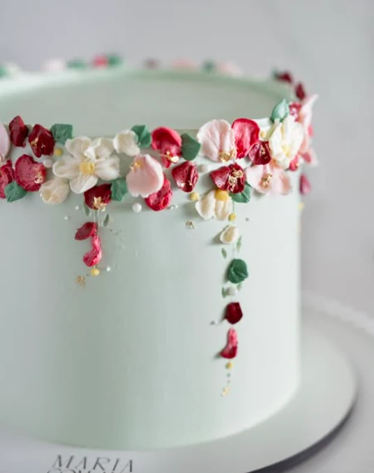 Bolo elegante com flores em tons suaves